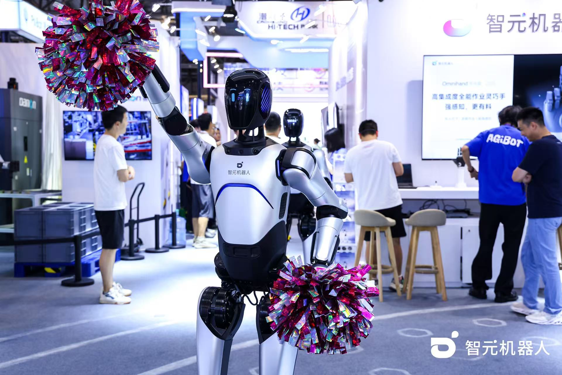 333体育机器人 WAIC 首日展台火爆，机器人家族集体打工忙不停